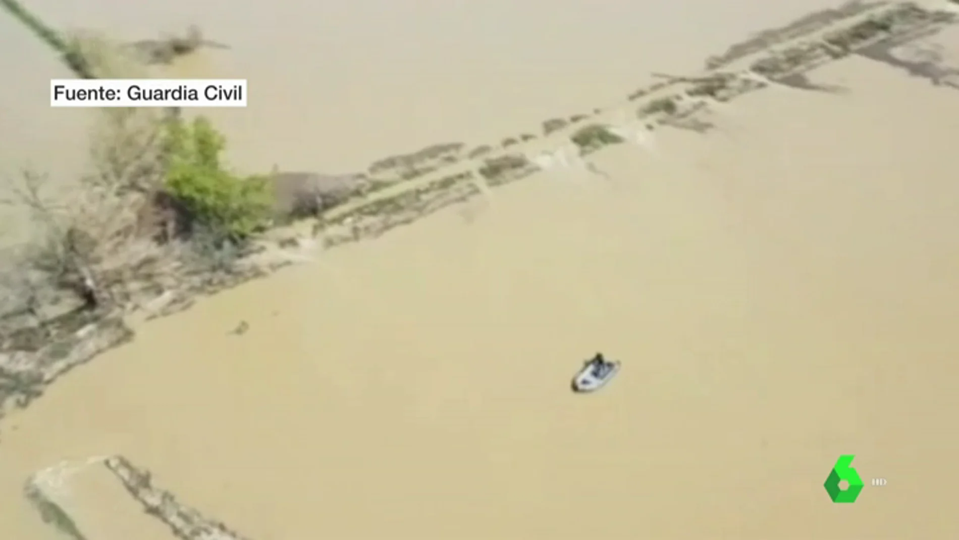 Un dron de la Guardia Civil graba cómo rescatan a una persona atrapada en su finca por la crecida del Ebro