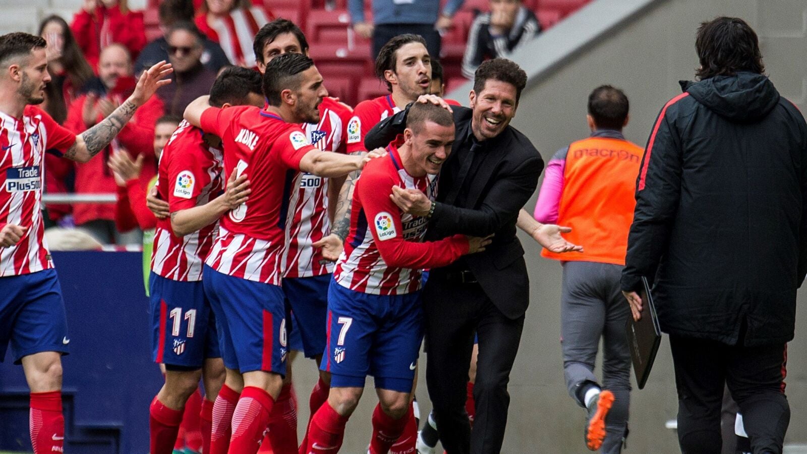 Simeone celebra el gol de Griezmann en el Metropolitano