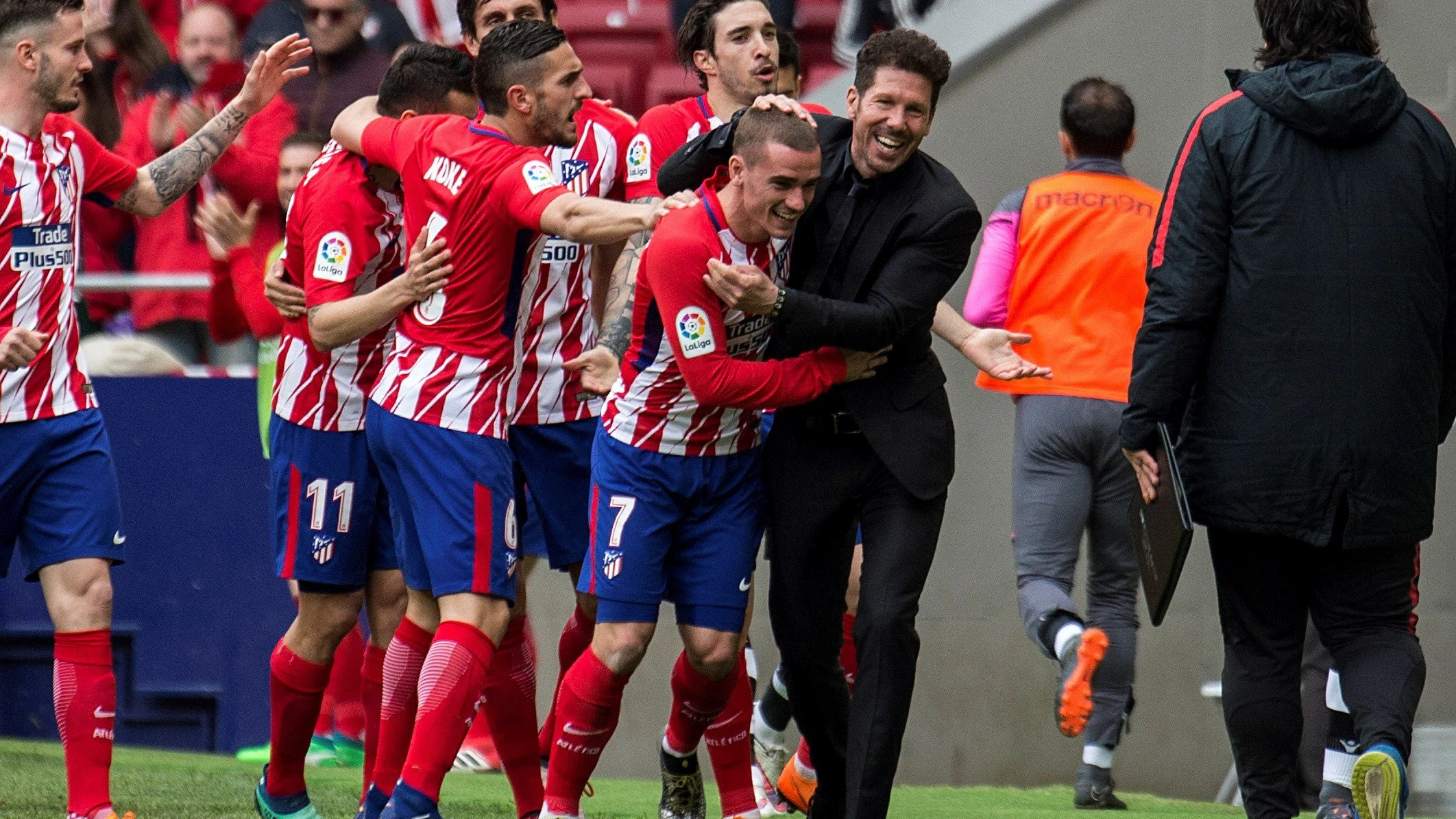 Simeone celebra el gol de Griezmann en el Metropolitano