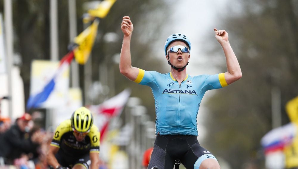 Michael Valgren Andersen celebra su victoria en la Amstel Gold Race