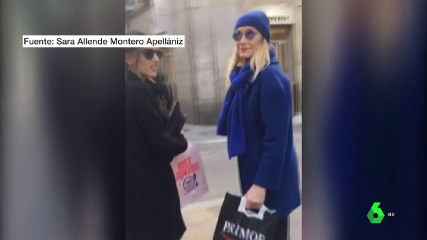 La reacci&oacute;n de Cifuentes al ser preguntada por una estudiante de la URJC sobre su m&aacute;ster en plena calle