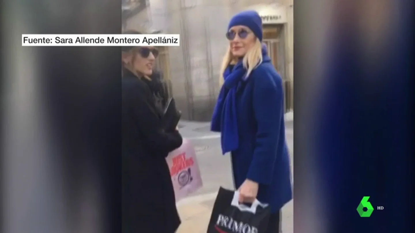 La reacción de Cifuentes al ser preguntada por una estudiante de la URJC sobre su máster en plena calle La reacción de Cifuentes al ser preguntada por una estudiante de la URJC sobre su máster en plena calle