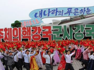 Desfile en Corea del Norte por el aniversario del nacimiento de su fundador Desfile en Corea del Norte por el aniversario del nacimiento de su fundador