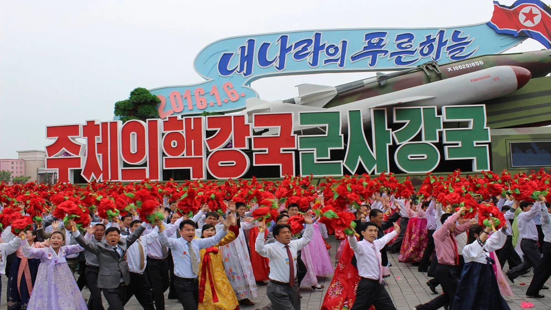 Desfile en Corea del Norte por el aniversario del nacimiento de su fundador