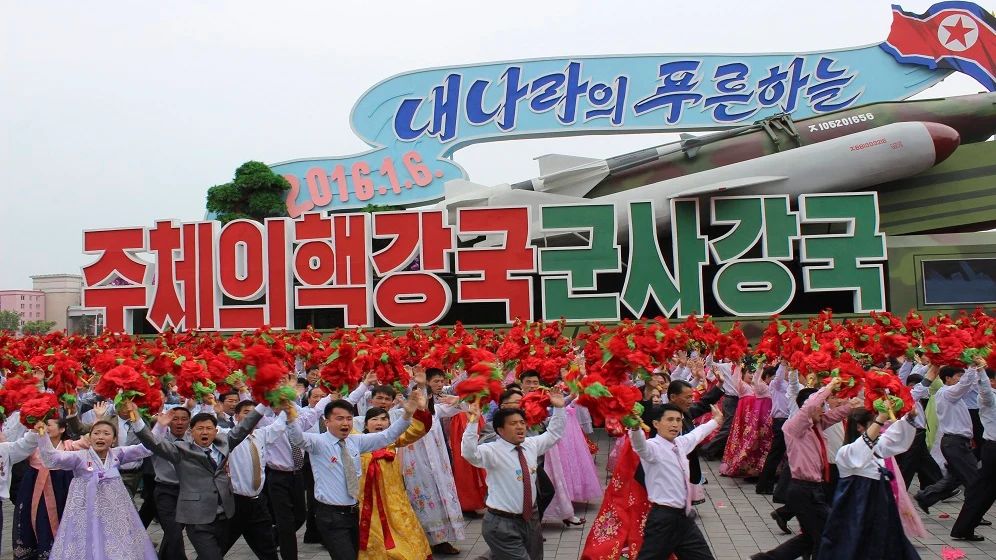 Desfile en Corea del Norte por el aniversario del nacimiento de su fundador