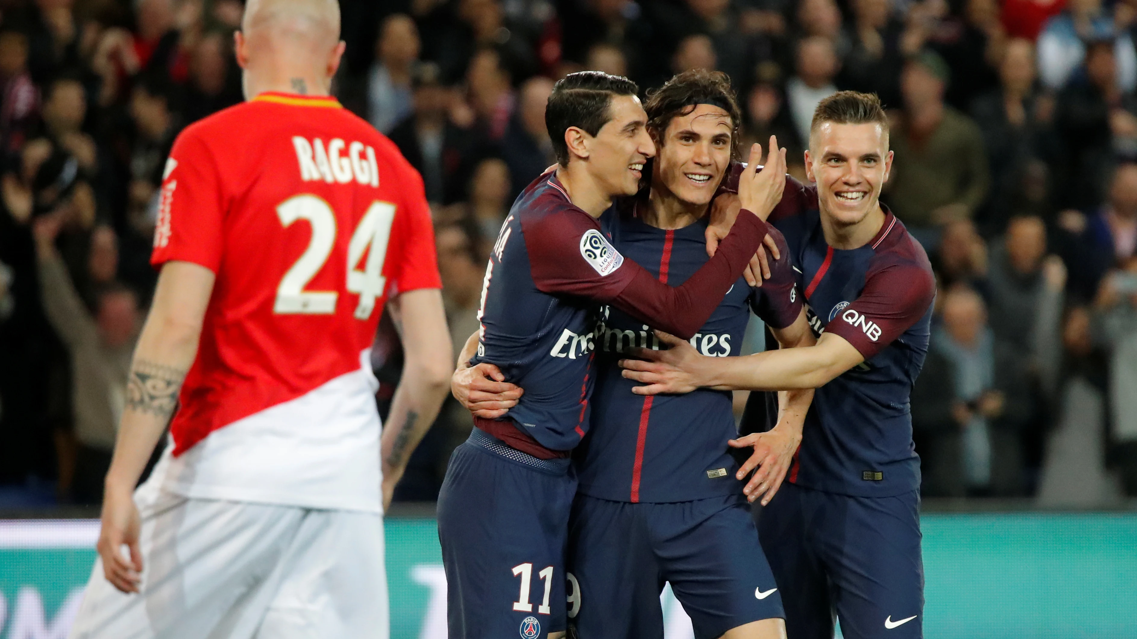 Cavani y Di Maria celebran un gol ante el Mónaco