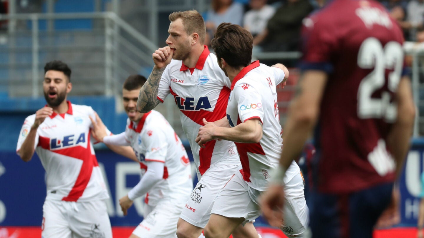 Guidetti celebra un gol con el Alav&eacute;s