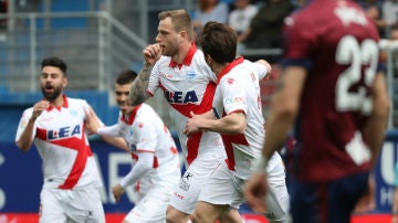 Guidetti celebra un gol con el Alavés