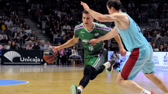 Nemanja Nedovic intenta superar a Petteri Koponen Nemanja Nedovic intenta superar a Petteri Koponen