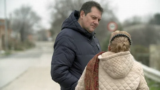 Una vecina de la Cañada Real: "Es el peor sitio del mundo. Si me ven con vosotros me apedrean" Una vecina de la Cañada Real: "Es el peor sitio del mundo. Si me ven con vosotros me apedrean"