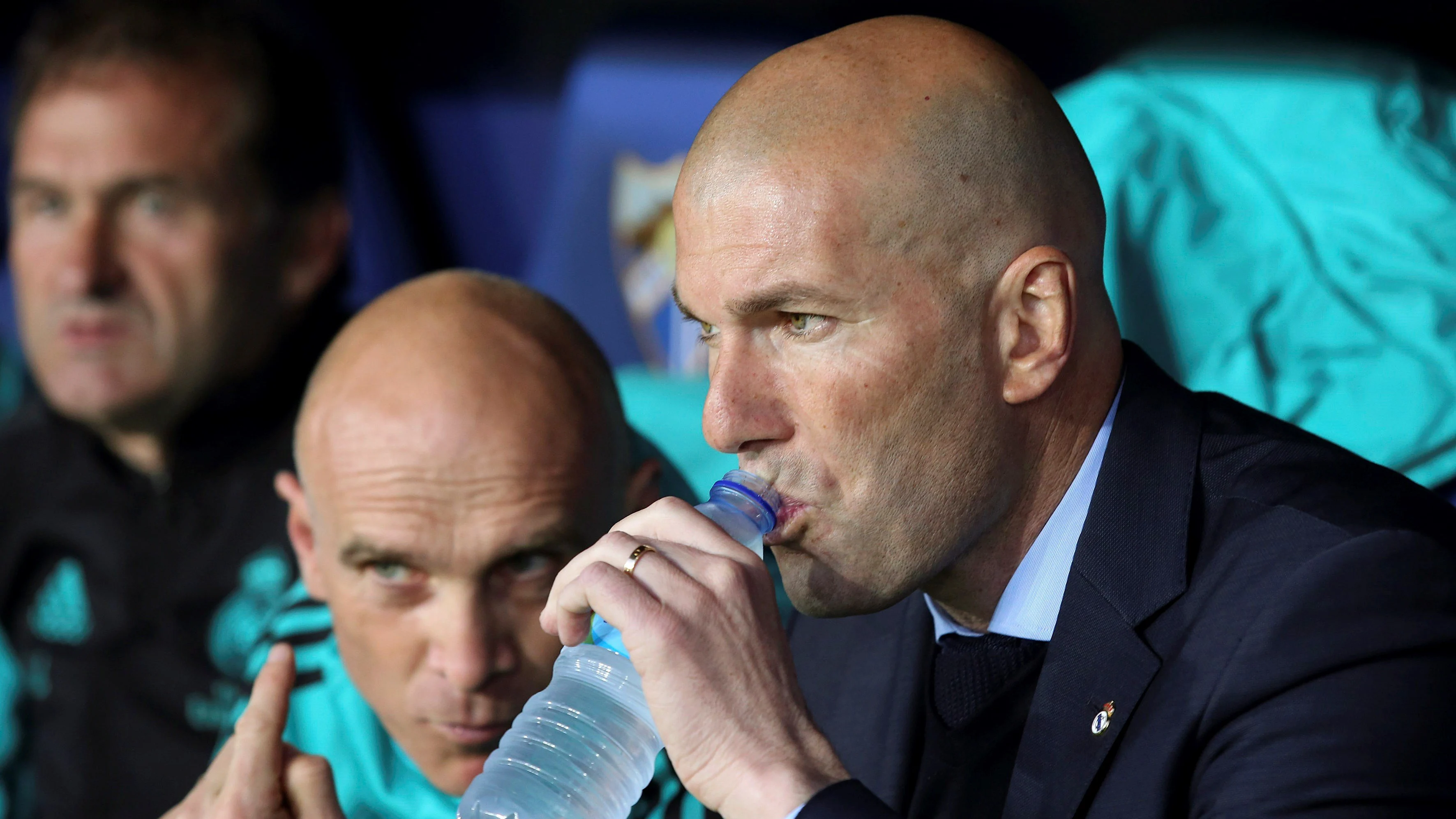 Zidane, en el banquillo de La Rosaleda