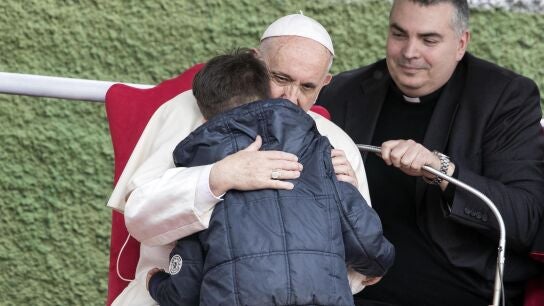 El papa consolando a un ni&ntilde;o