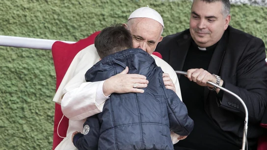 El papa consolando a un niño El papa consolando a un niño