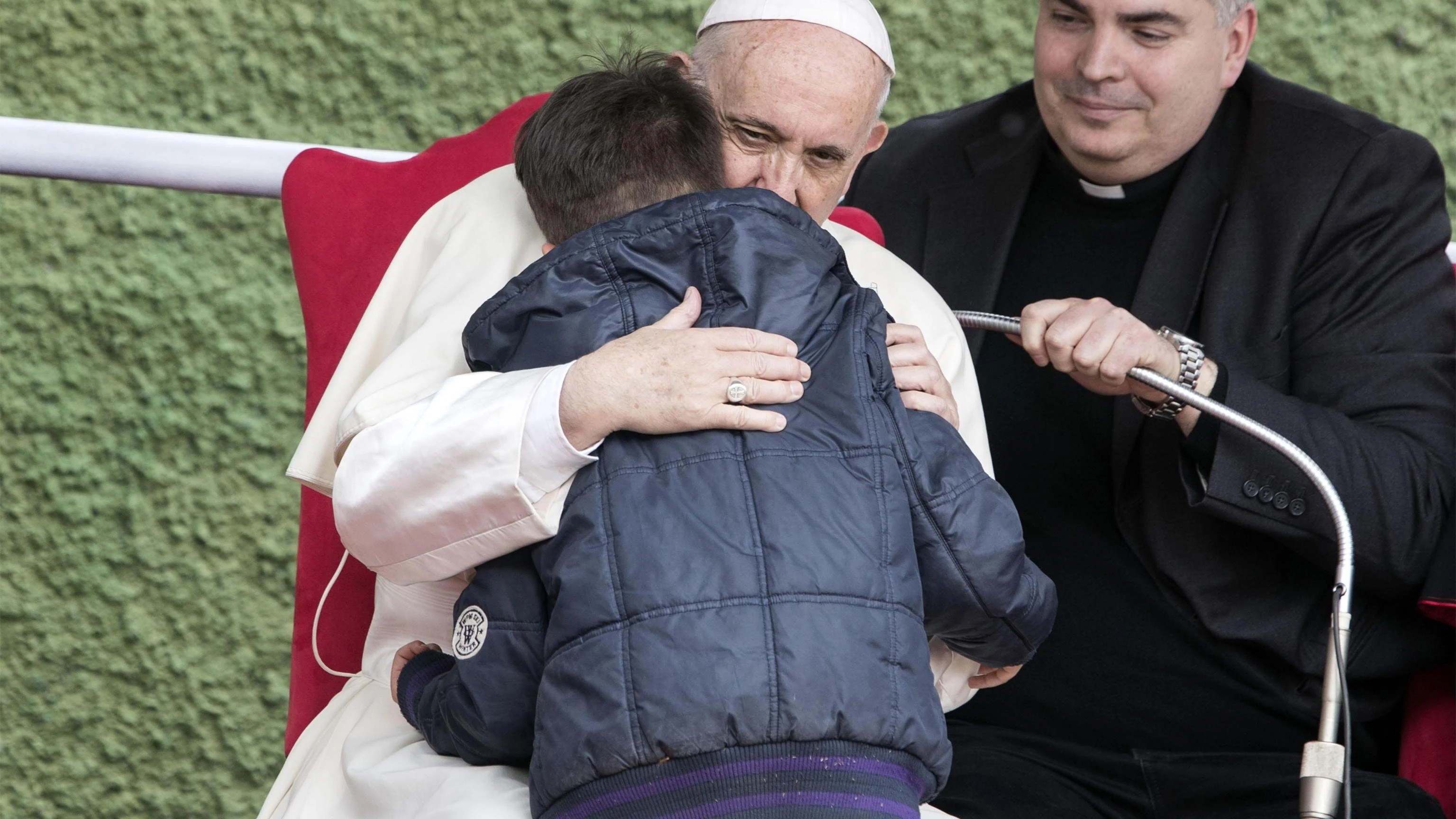 El papa consolando a un niño