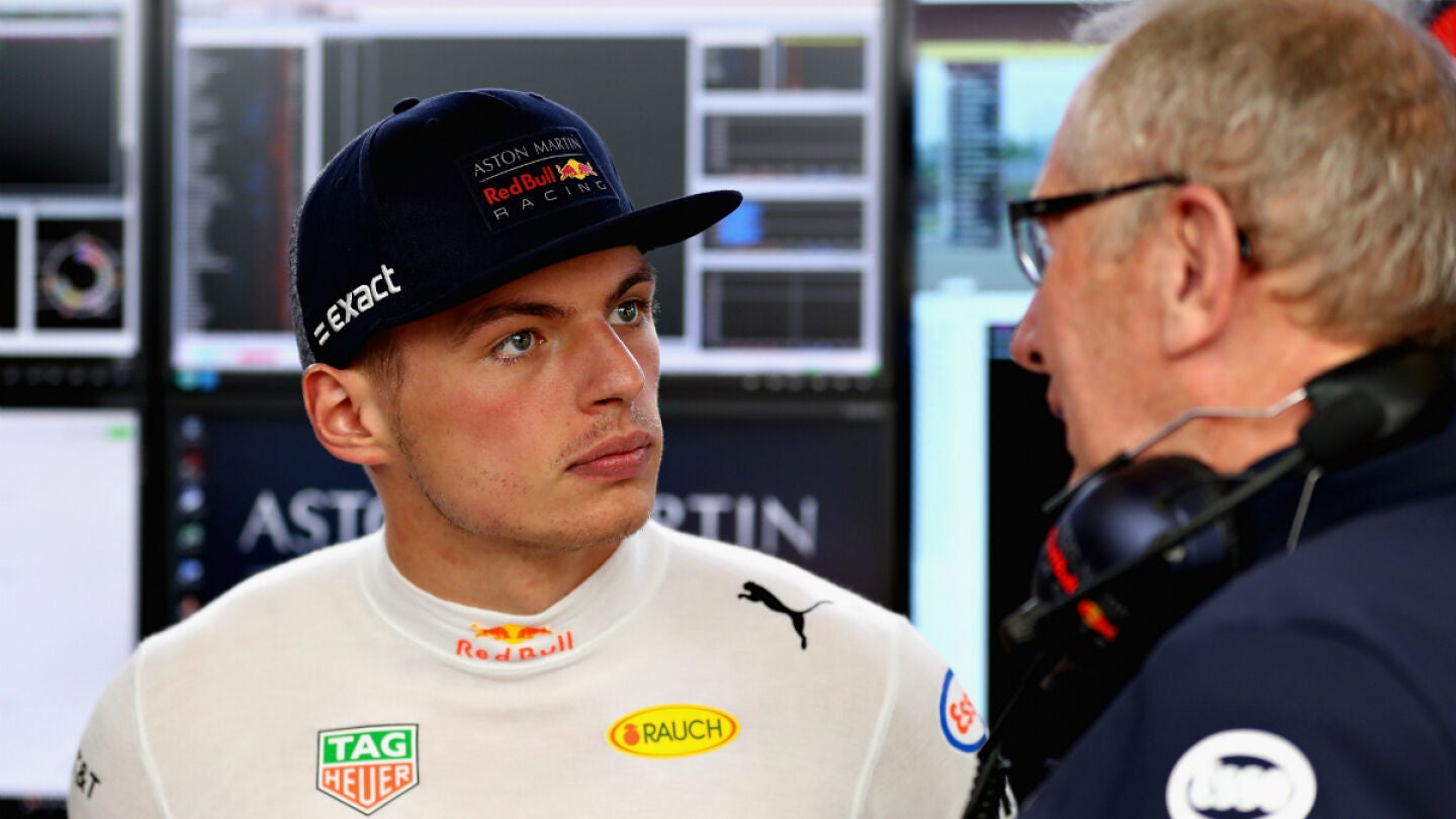 Helmut Marko charla con Verstappen