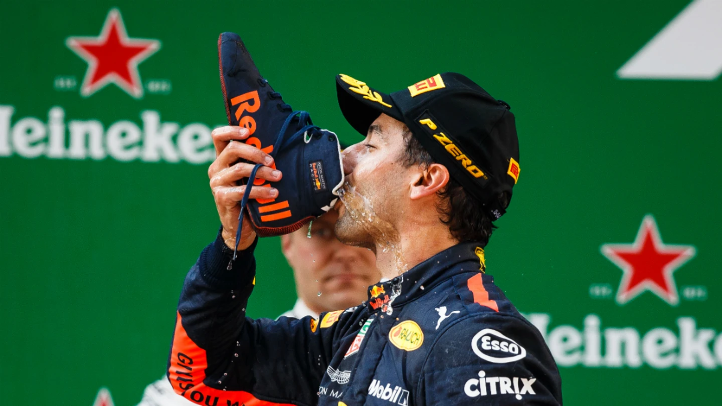 Ricciardo bebe de su zapatilla Ricciardo bebe de su zapatilla