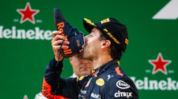 Ricciardo bebe de su zapatilla