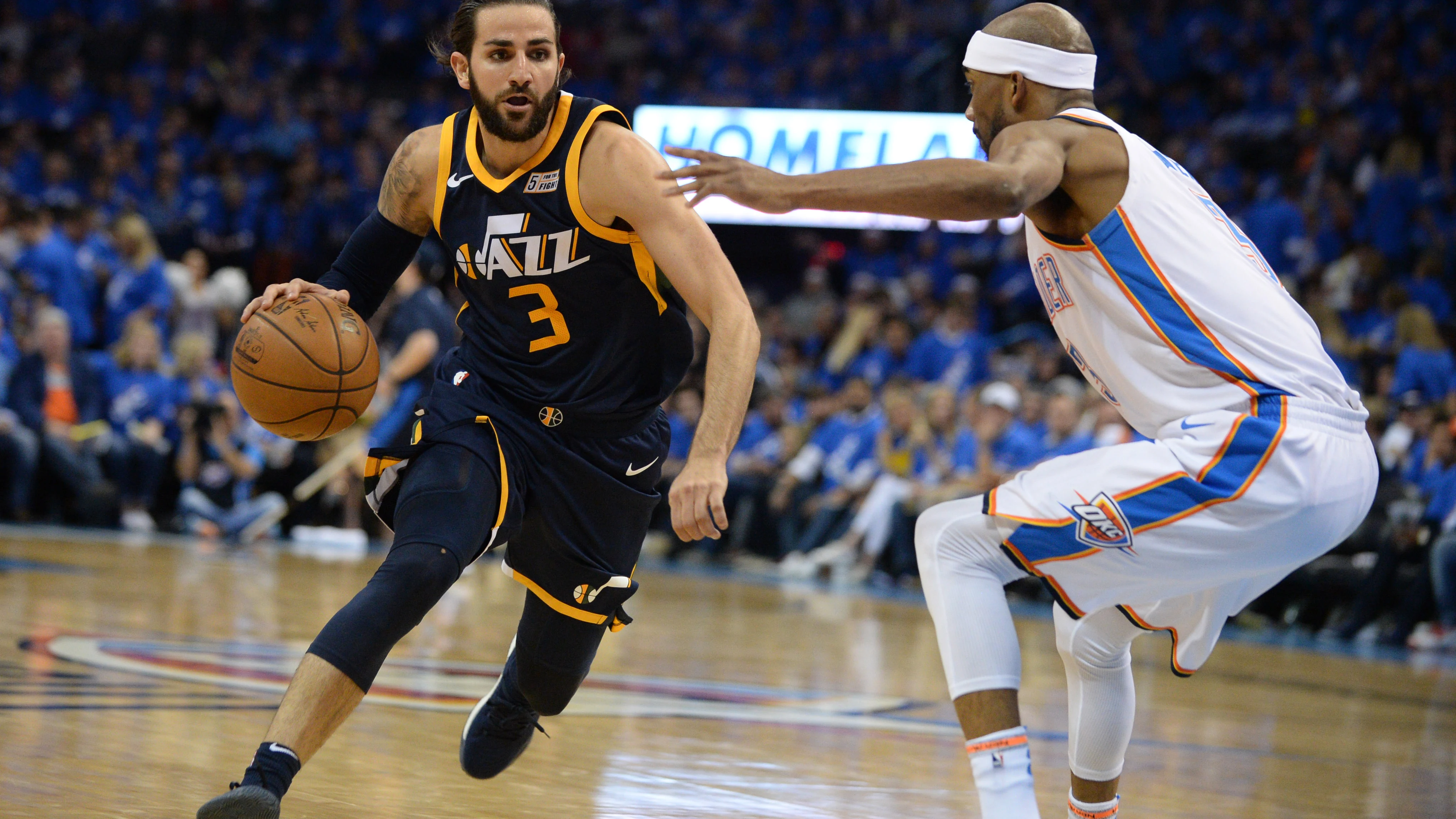 Ricky Rubio conduce el balón ante los Thunder