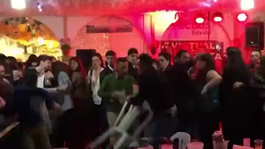 Brutal pelea a sillazos, patadas y puñetazos en la caseta de Comisiones Obreras de la Feria de Abril en Sevilla Brutal pelea a sillazos, patadas y puñetazos en la caseta de Comisiones Obreras de la Feria de Abril en Sevilla
