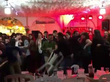 Brutal pelea a sillazos, patadas y puñetazos en la caseta de Comisiones Obreras de la Feria de Abril en Sevilla Brutal pelea a sillazos, patadas y puñetazos en la caseta de Comisiones Obreras de la Feria de Abril en Sevilla