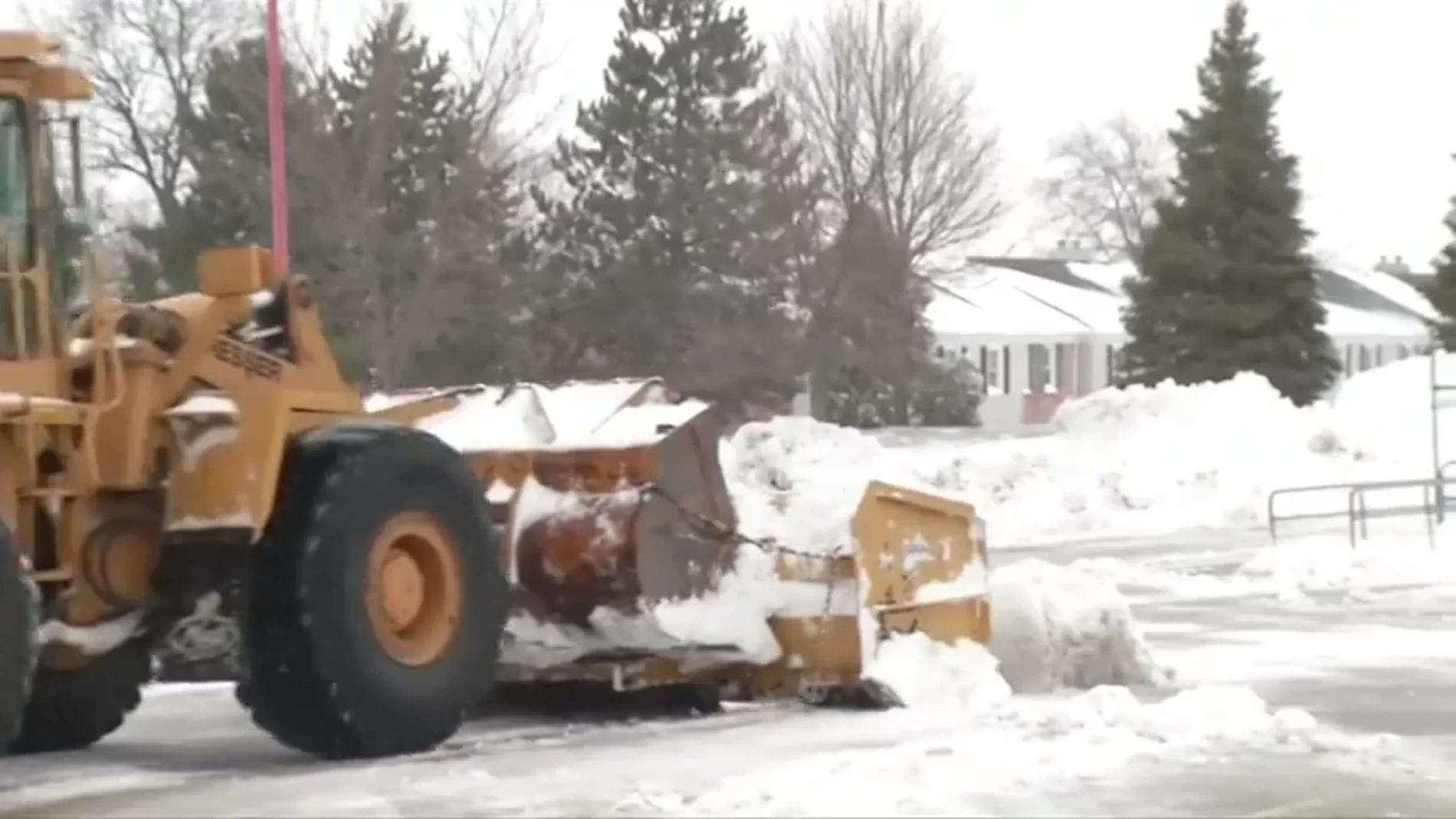 Imagen de una excavadora quitando nieve en EEUU
