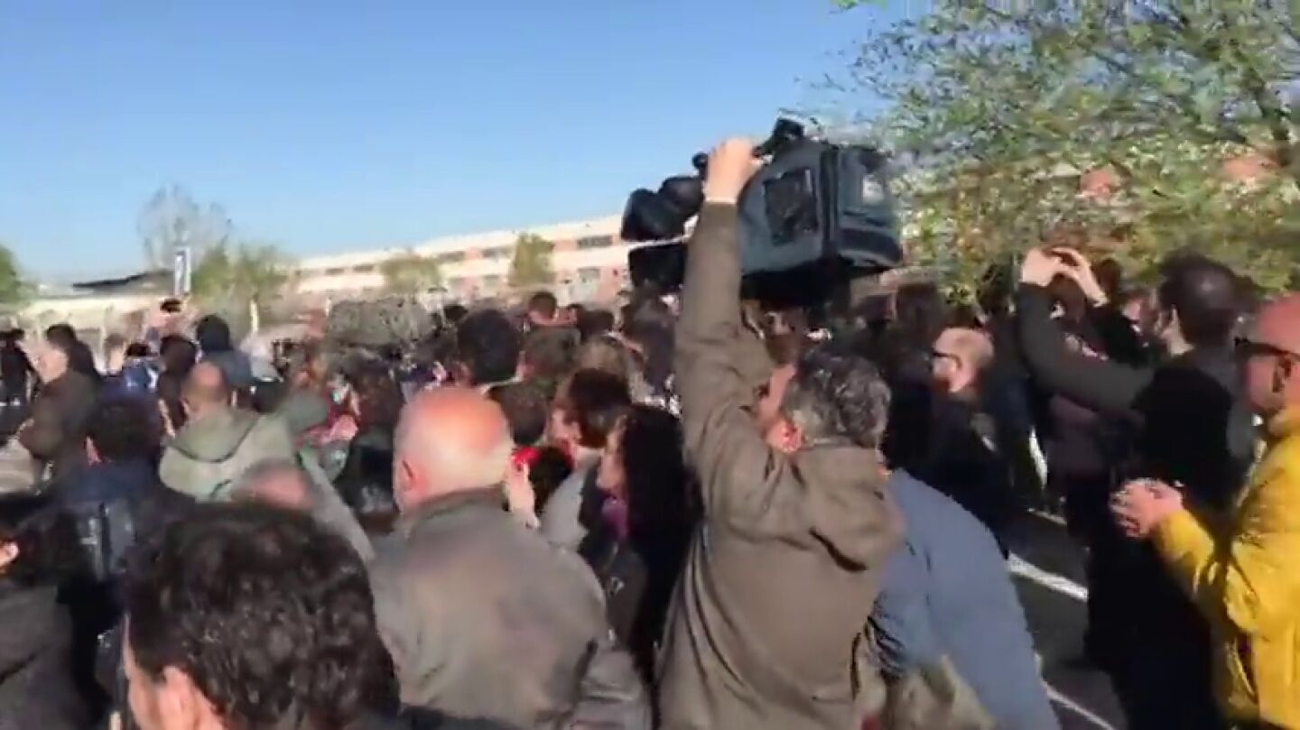 Familiares y amigos reciben entre aplausos a los acusados de Alsasua