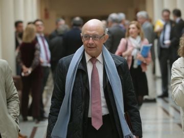 Imagen de Cristóbal Montoro en los pasillos del Senado Imagen de Cristóbal Montoro en los pasillos del Senado