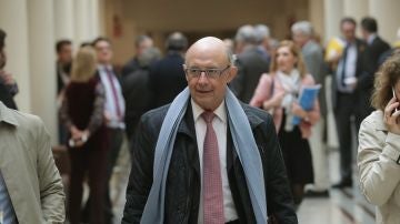 Imagen de Cristóbal Montoro en los pasillos del Senado