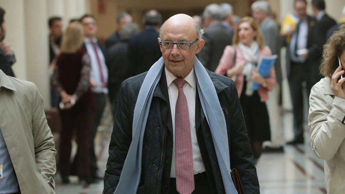 Imagen de Cristóbal Montoro en los pasillos del Senado