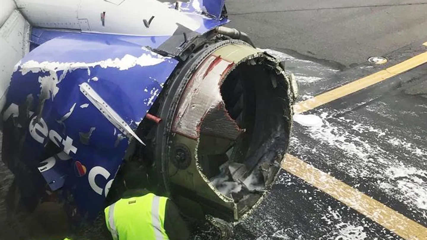 Un motor dañado del vuelo 1380 de Southwest Airlines Un motor dañado del vuelo 1380 de Southwest Airlines
