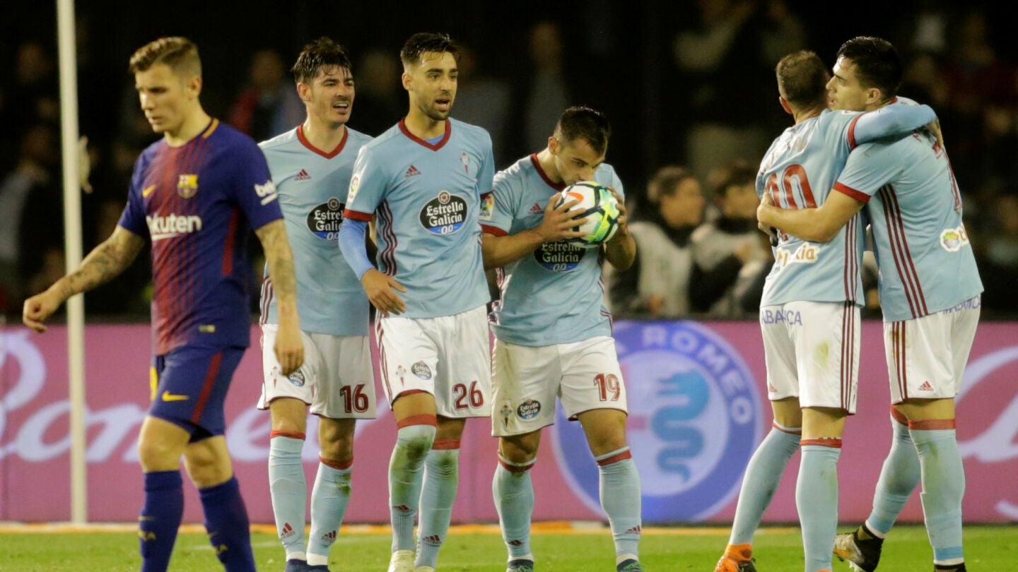 Los jugadores del Celta celebran el gol de Jonny contra el Barcelona