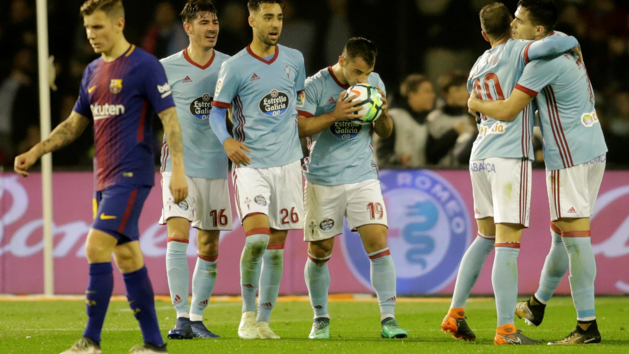 Los jugadores del Celta celebran el gol de Jonny contra el Barcelona