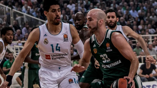 Calathes bota el balón ante la presencia de Ayón Calathes bota el balón ante la presencia de Ayón