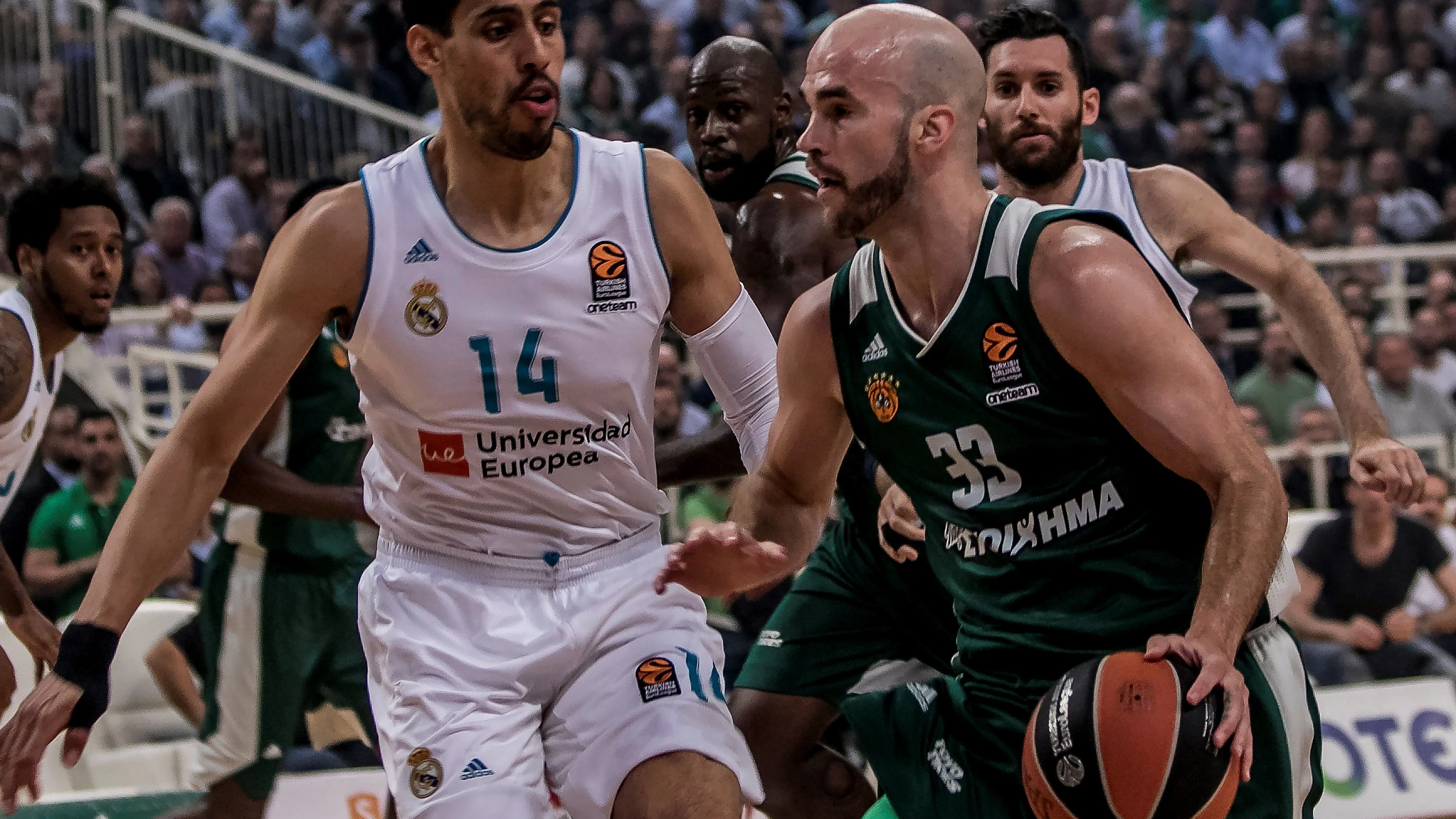 Calathes bota el balón ante la presencia de Ayón