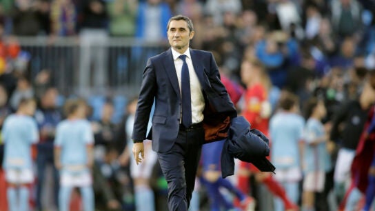 Valverde camina por el c&eacute;sped de Bala&iacute;dos