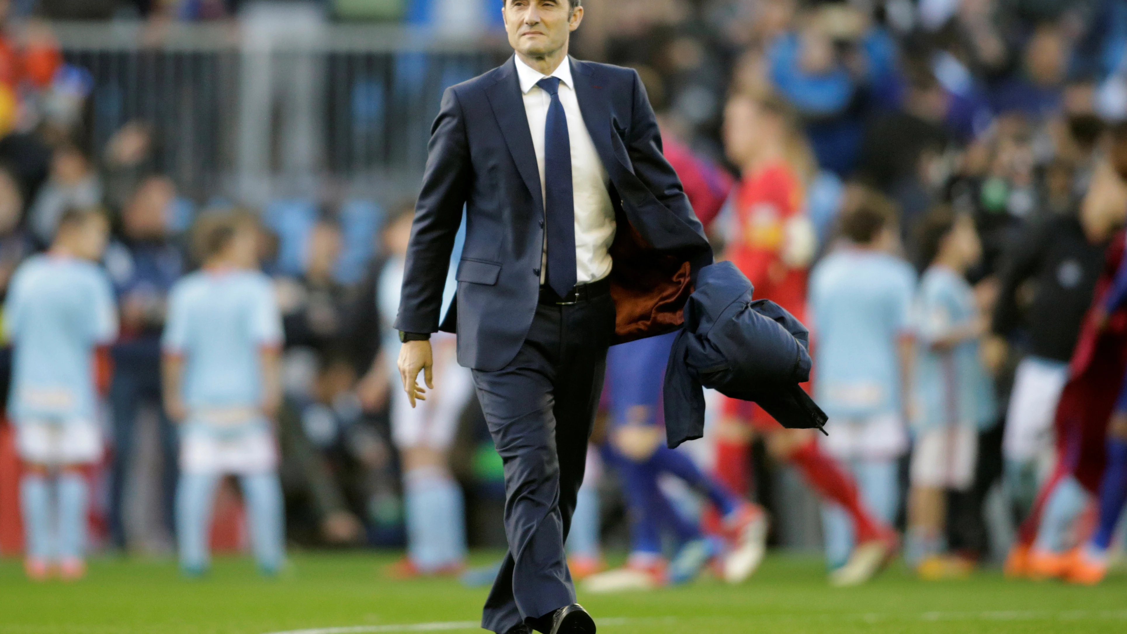 Valverde camina por el césped de Balaídos