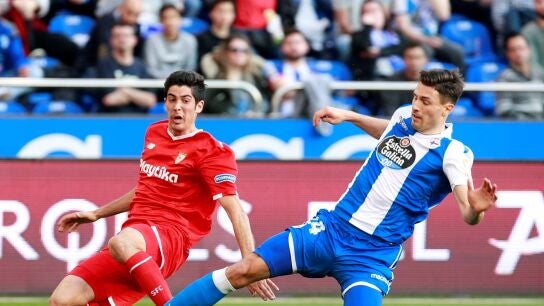 Carlos Fern&aacute;ndez centra ante la presi&oacute;n de Schar