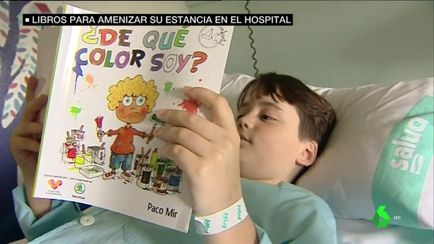 Niño hospitalizado leyendo el libro '¿De qué color soy?' Niño hospitalizado leyendo el libro '¿De qué color soy?'