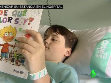 Niño hospitalizado leyendo el libro '¿De qué color soy?' Niño hospitalizado leyendo el libro '¿De qué color soy?'