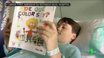 Niño hospitalizado leyendo el libro '¿De qué color soy?'