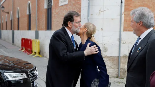 Rajoy y Cifuentes se saludan frente a la Universidad de Alcalá de Henares Rajoy y Cifuentes se saludan frente a la Universidad de Alcalá de Henares