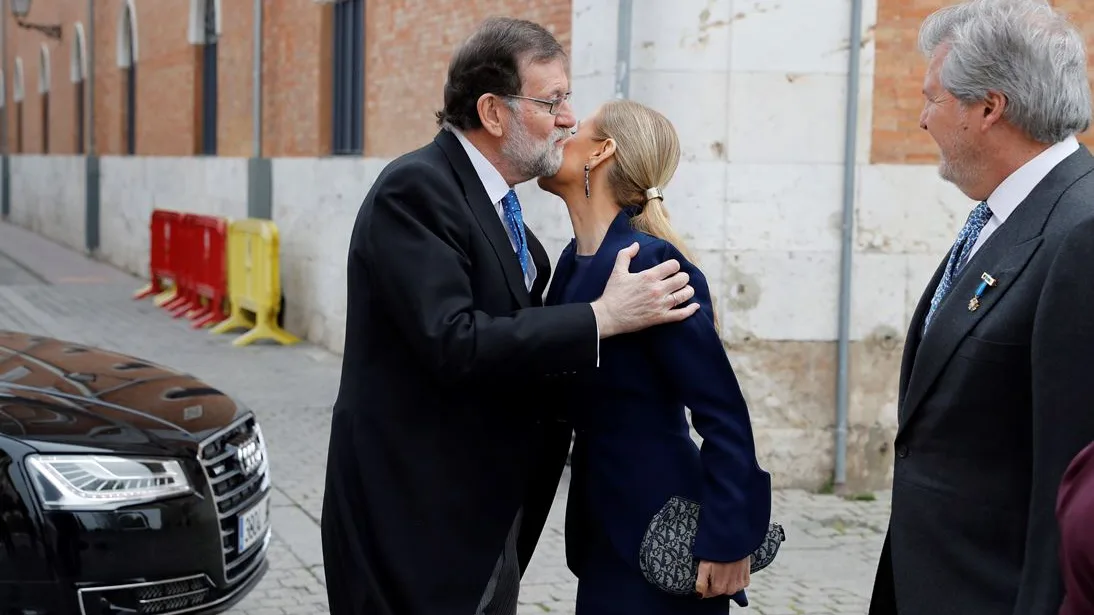 Rajoy y Cifuentes se saludan frente a la Universidad de Alcalá de Henares