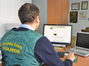 Imagen de archivo de un agente de la Guardia Civil trabajando en una operación contra la pornografía infantil Imagen de archivo de un agente de la Guardia Civil trabajando en una operación contra la pornografía infantil