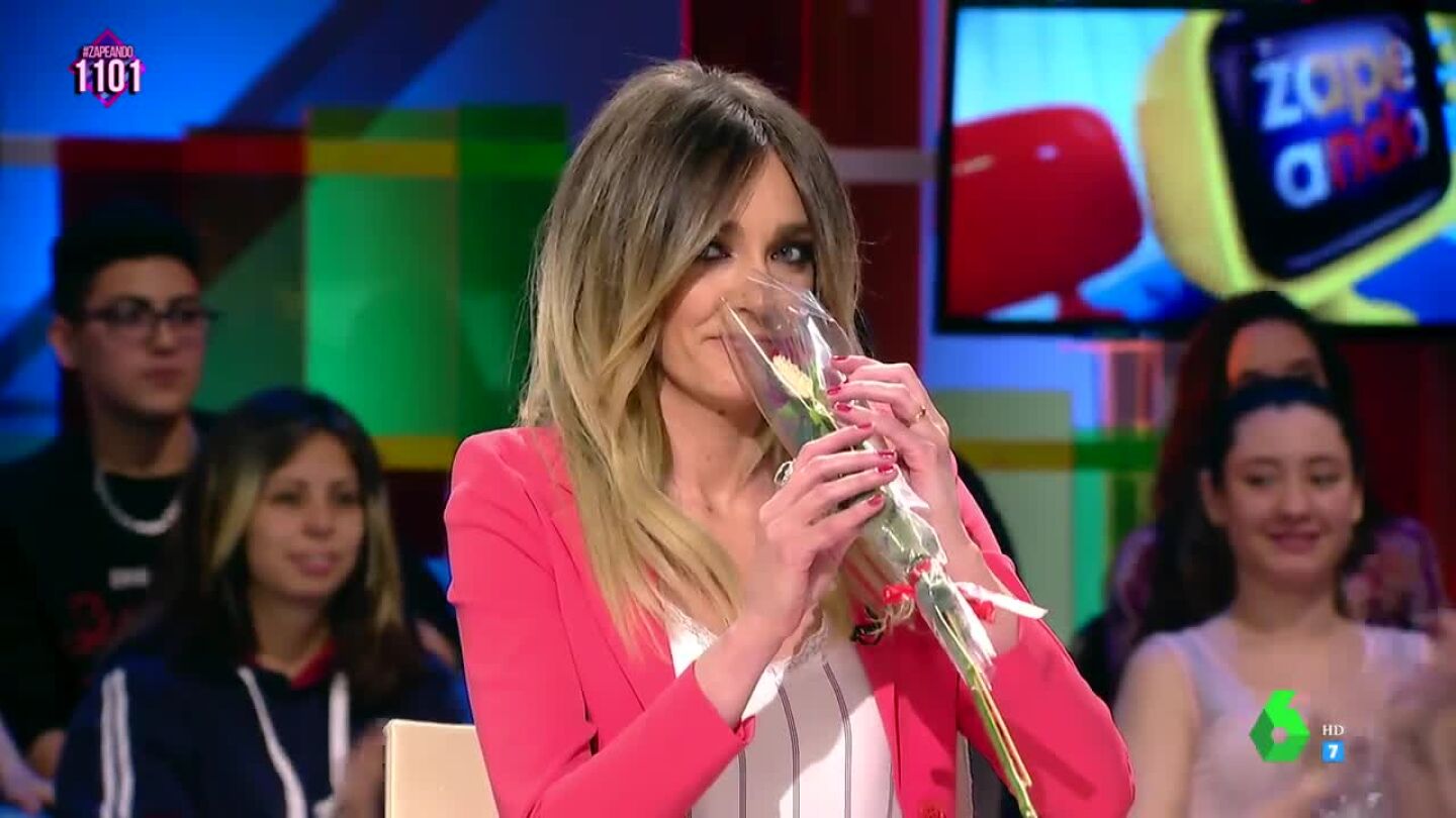 Anna Simon y su rosa por el d&iacute;a de Sant Jordi