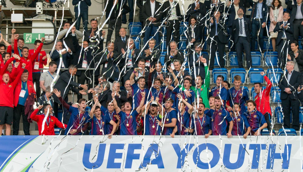 Los juveniles del Barça levantan el trofeo de la UEFA Youth League
