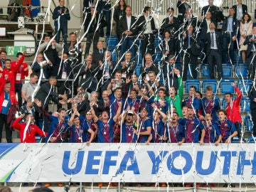 Los juveniles del Barça levantan el trofeo de la UEFA Youth League Los juveniles del Barça levantan el trofeo de la UEFA Youth League
