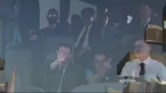 Sarri hace una peineta a la afición de la Juventus Sarri hace una peineta a la afición de la Juventus