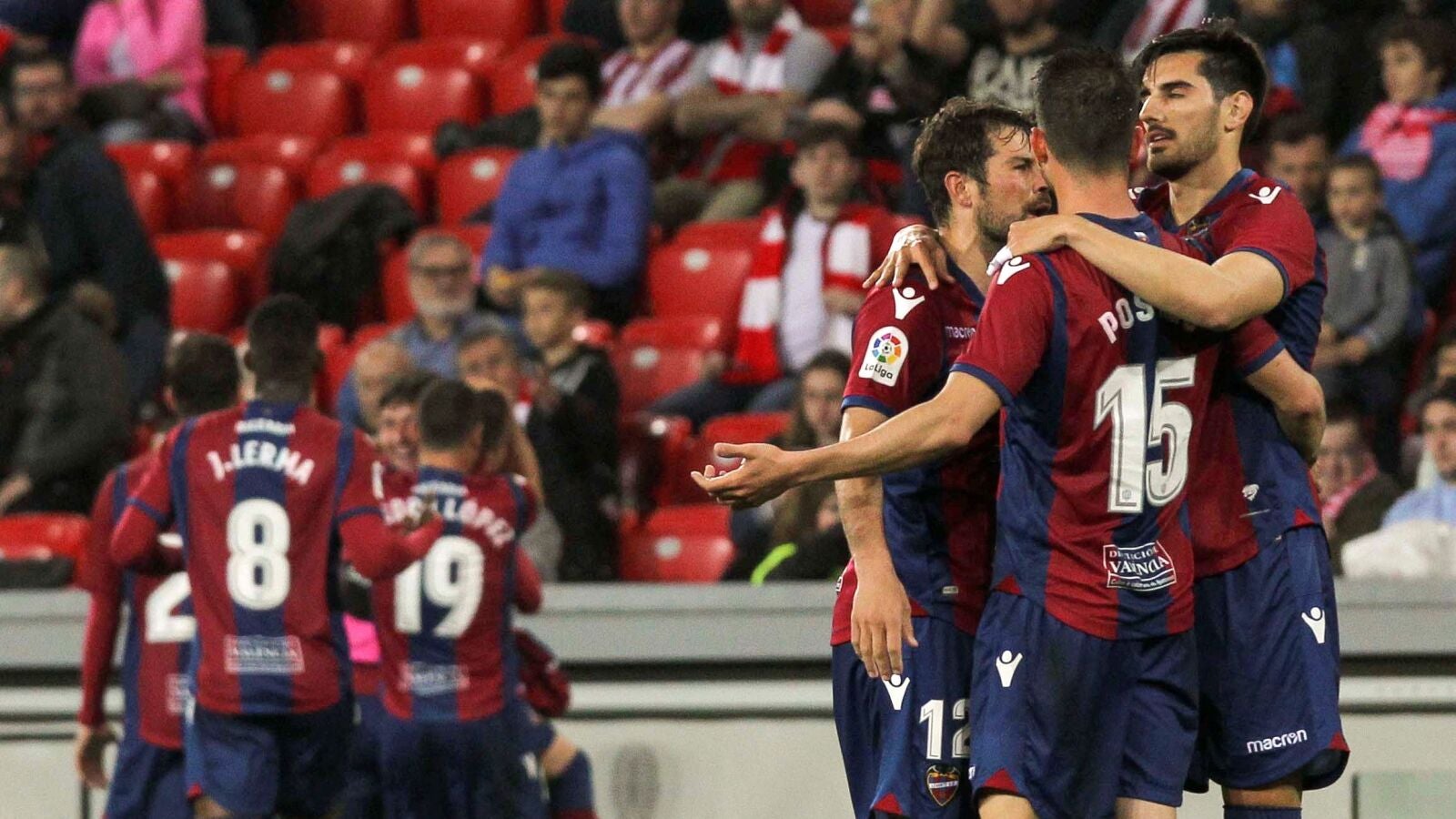 Los jugadores del Levante celebran un gol