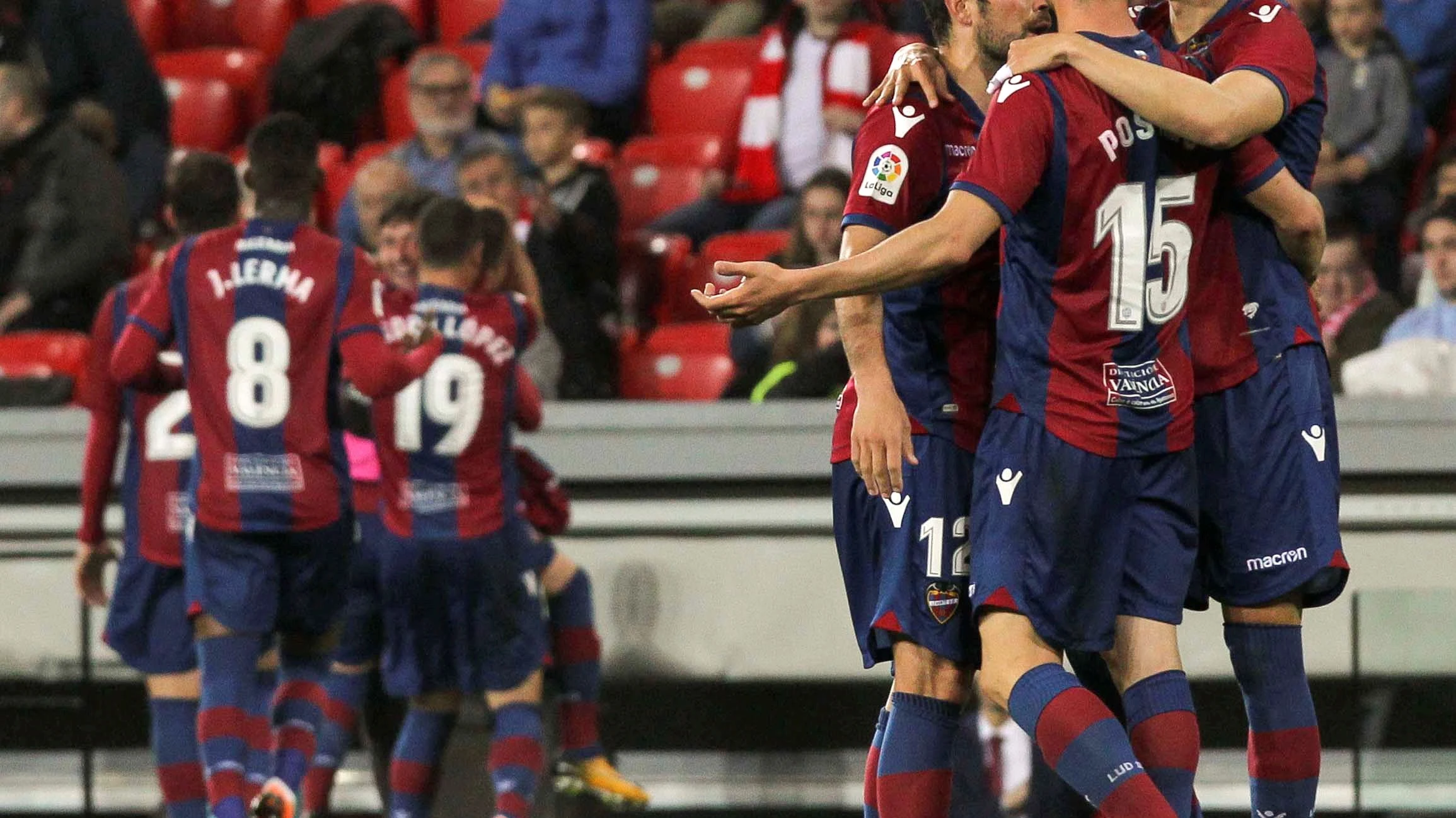 Los jugadores del Levante celebran un gol