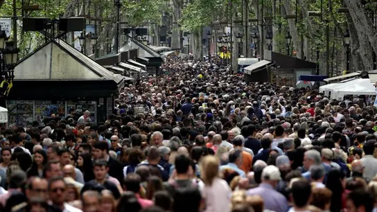 Imagen de archivo de Las Ramblas abarrotadas de gente Imagen de archivo de Las Ramblas abarrotadas de gente